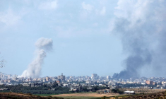 La fumée monte à Gaza après des frappes israéliennes