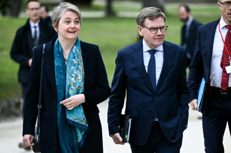La ministre britannique des Affaires étrangères Yvette Cooper et son homologue allemand Johann Wadphul, lors du groupe G7 à à l'abbaye de Vaux-de-Cernay, le 27 mars 2026 à Cernay-la-Ville, dans les Yvelines ( POOL / Brendan SMIALOWSKI )