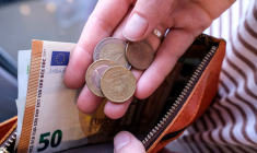 (Crédits photo : Adobe Stock - Porte-monnaie avec pièces et billets en euros)