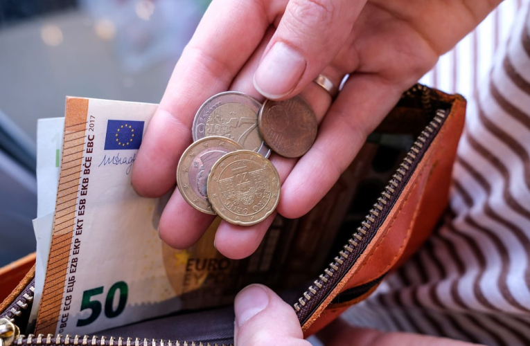 (Crédits photo : Adobe Stock - Porte-monnaie avec pièces et billets en euros)