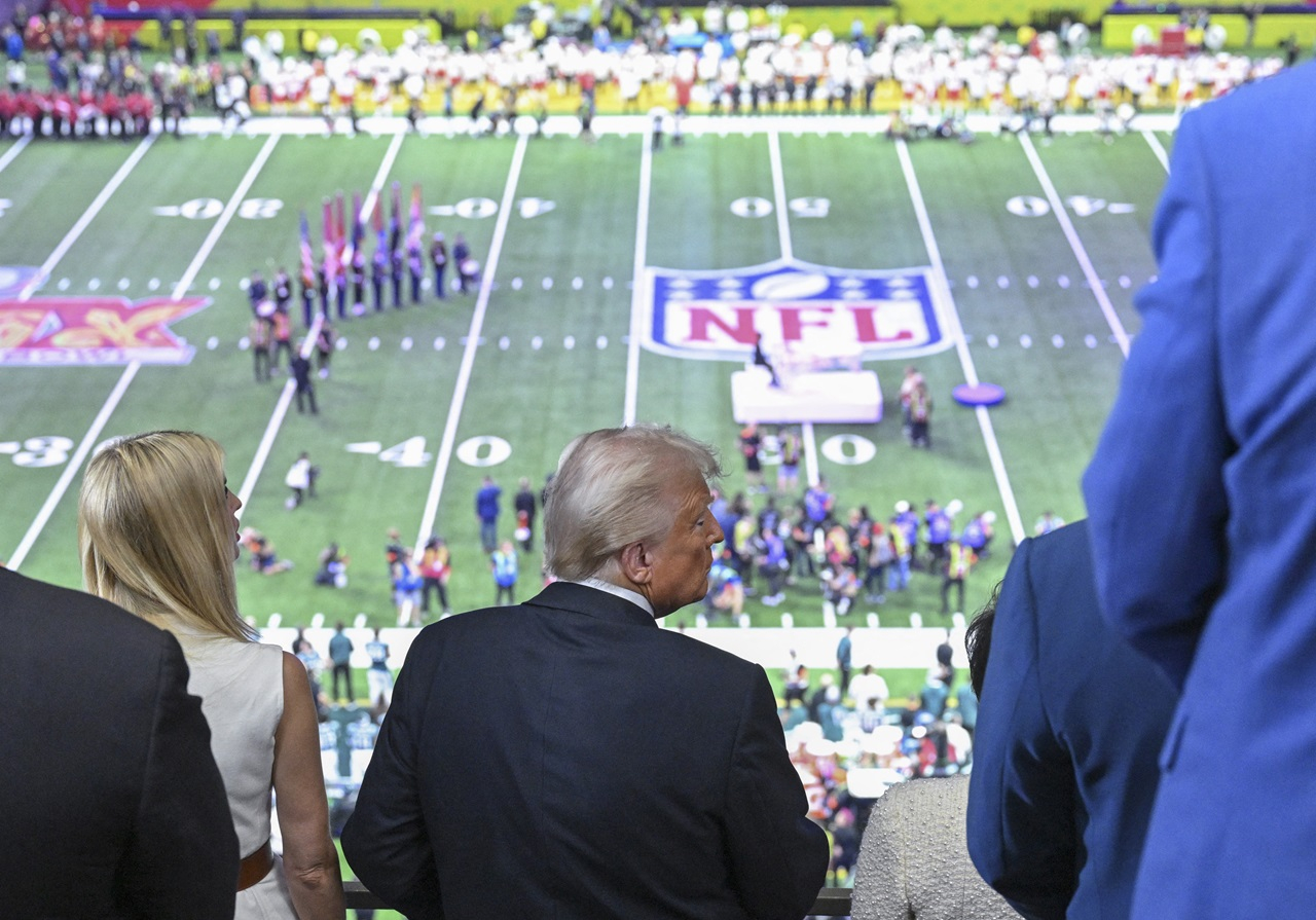 Le président américain Donald Trump et sa fille Ivanka Trump observent avant le début du Super Bowl LIX entre les Kansas City Chiefs et les Philadelphia Eagles. (crédit : ROBERTO SCHMIDT / AFP)