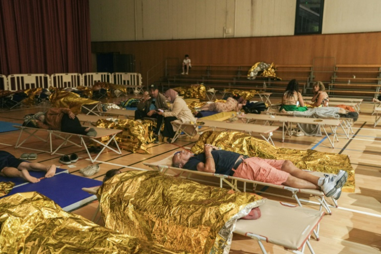 Des habitants évacués dorment dans un gymnase au deuxième jour de l'incendie de forêt à Prat de Cest, près de Narbonne, le 8 juillet 2025 dans l'Aude ( AFP / IDRISS BIGOU-GILLES )