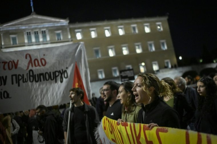 Manifestation devant le Parlement grec, le 21 octobre 2025 à Athènes ( AFP / Aris MESSINIS )