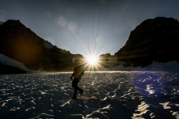 Un randonneur sur le glacier de la Selle dans le massif des Ecrins à Saint-Christophe-en-Oisans, en Isère, le 9 juillet 2025  ( AFP / JEFF PACHOUD )