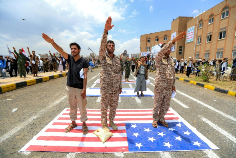 Manifestation d'étudiants en soutien aux Houthis pro-iraniens sur le campus de l'université de la capitale yéménite Sanaa, tenue par les rebelles, le 22 juillet 2026 ( AFP / Mohammed HUWAIS )