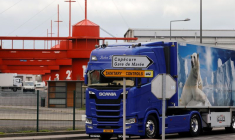 DES PÊCHEURS FRANÇAIS BLOQUENT DES CAMIONS BRITANNIQUES TRANSPORTANT DU POISSON DÉBARQUÉ AU ROYAUME-UNI