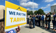 La sénatrice démocrate américaine Maria Cantwell et des dirigeants de PME tiennent une conférence de presse sur les conséquences des droits de douane imposés par l'administration Trump, devant la Cour suprême des Etats-Unis, à Washington, le 18 septembre 2025 ( AFP / Beiyi SEOW )