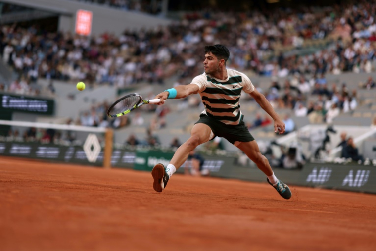 Carlos Alcaraz lors de sa victoire expéditive face à l'Américain Tommy Paul en quart de finale des internationaux de France le 3 juin 2025 à Roland-Garros "Je sais que vous vouliez voir plus de tennis, désolé", a lancé l'Espagnol au public du Central ( AFP / ALAIN JOCARD )