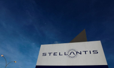 Le logo de Stellantis sur le bâtiment de la société à Velizy-Villacoublay près de Paris