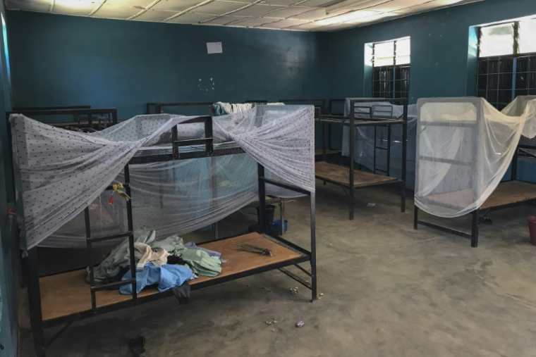 Des lits et des vêtements abandonnés dans un dortoir de l'école catholique Sainte Mary, à Papiri, dans l'ouest du Nigeria, le 23 novembre 2025, quelques jours après l'enlèvement de plus de 300 élèves et enseignants ( AFP / Ifeanyi Immanuel Bakwenye )