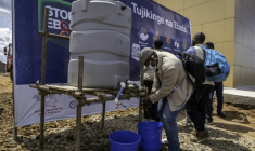 Un passager se lave les mains à l'aéroport de Bunia, dans l'est de la RDC, le 3 juin 2026 ( AFP / GLODY MURHABAZI )