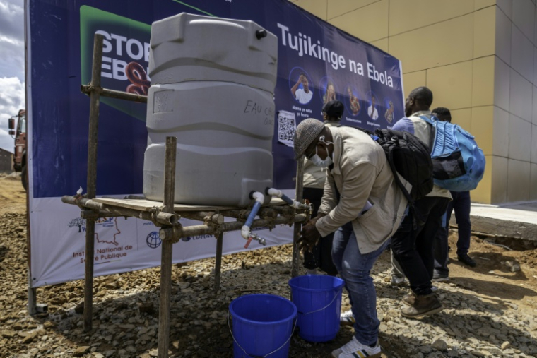 Un passager se lave les mains à l'aéroport de Bunia, dans l'est de la RDC, le 3 juin 2026 ( AFP / GLODY MURHABAZI )