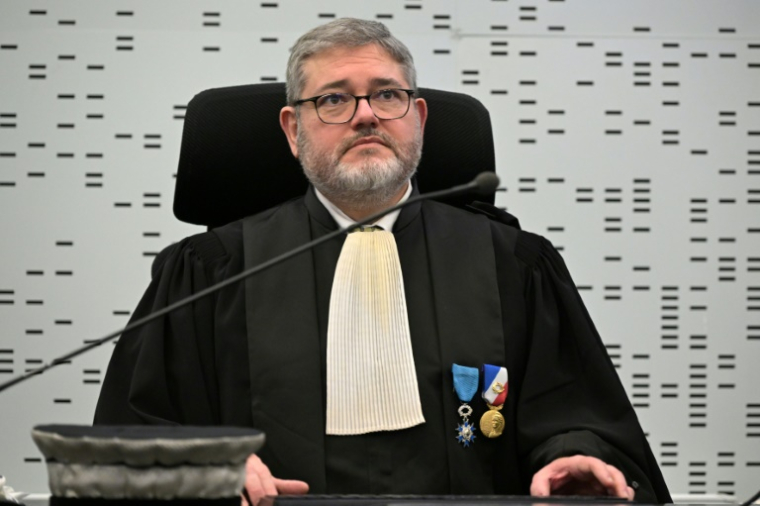 L'avocat général Stéphane Kellenberger à l'ouverture du procès de l'ex-chirurgien pédocriminel Joël Le Scouarnec à Vannes, le 24 février 2025 ( AFP / Damien MEYER )