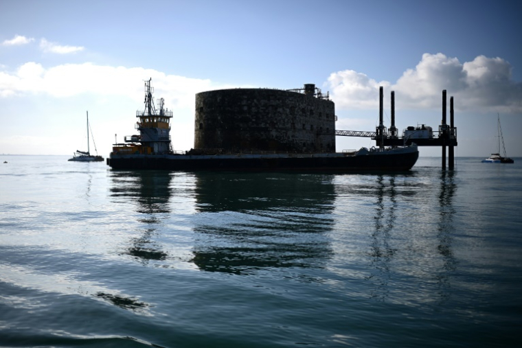 Des travaux de terrassement à proximité du Fort Boyard qui menace de s'écrouler, au large de l'île d'Aix dans l'océan Atlantique, le 16 juillet 2025 en Charente-Maritime ( AFP / Christophe ARCHAMBAULT )