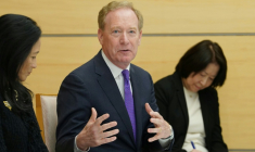 Le vice-président de Microsoft, Brad Smith, au centre, à Tokyo le 3 avril 2026 ( POOL / Kazuhiro NOGI )
