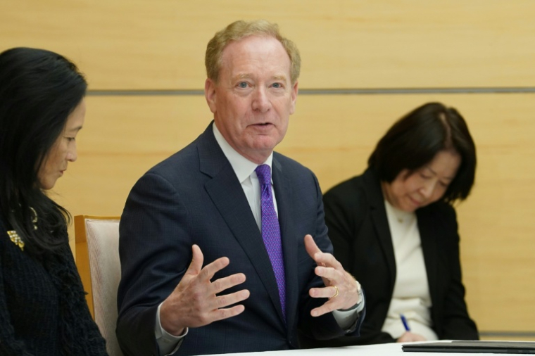 Le vice-président de Microsoft, Brad Smith, au centre, à Tokyo le 3 avril 2026 ( POOL / Kazuhiro NOGI )