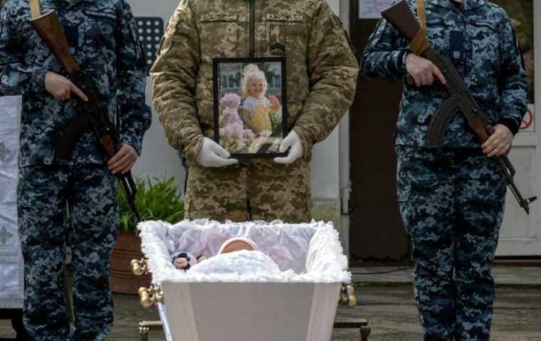 Funérailles d'une enfant de deux ans tuée dans une frappe russe à Odessa, en Ukraine, le 9 avril 2026 ( AFP / Oleksandr GIMANOV )