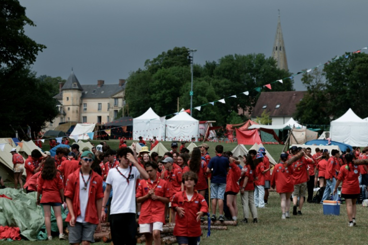 Des scouts prennent part au rassemblement "Clameurs" à Jambville, le 24 juillet 2025 ( AFP / ALAIN JOCARD )