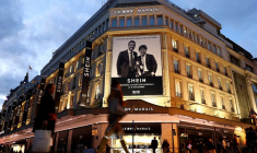 Le logo du distributeur chinois de fast-fashion Shein sur la façade du BHV Marais à Paris, France
