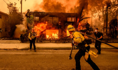 Des pompiers à Altadena, aux États-Unis, le 8 janvier 2025. ( AFP / JOSH EDELSON )