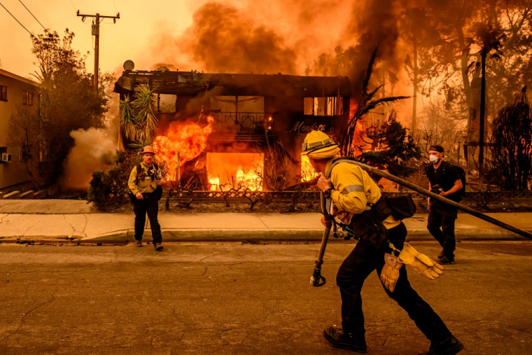 Des pompiers à Altadena, aux États-Unis, le 8 janvier 2025. ( AFP / JOSH EDELSON )
