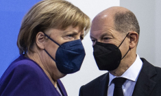 Angela Merkel et Olaf Scholz, à Berlin, le 2 décembre 2021 ( POOL / JOHN MACDOUGALL )
