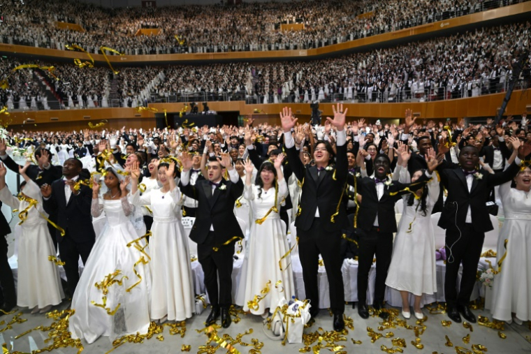 Une cérémonie de mariages de masse organisée par l'Église de l'Unification à Gapyeong, le 12 avril 2025 en Corée du Sud ( AFP / Jung Yeon-je )