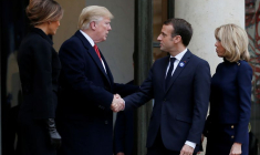 Emmanuel Macron accompagnent Donald Trump après une réunion au palais de l'Élysée