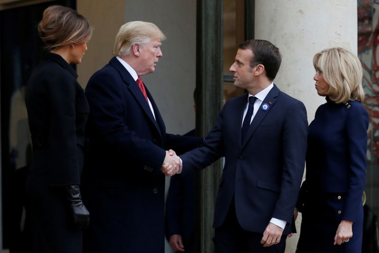Emmanuel Macron accompagnent Donald Trump après une réunion au palais de l'Élysée