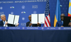 Le président américain Donald Trump (G) avec les chefs d'Etat rwandais Paul Kagame (C) et congolais Etienne Tshisekedi (D) lors de la cérémonie de signature d'un accord de paix, à Washington le 4 décembre 2025 ( AFP / ANDREW CABALLERO-REYNOLDS )