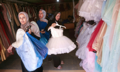 Des femmes palestiniennes dans une boutique de robes pour les grandes occasions à Khan Younès dans le sud de la bande de Gaza le 13 juin 2026. ( AFP / BASHAR TALEB )