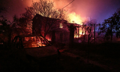 Une maison prise dans les flammes à Cotignac, dans le sud-est de la France, où un incendie dans le Var a parcouru 2.550 hectares le 22 juillet 2026 ( AFP / Thibaud MORITZ )