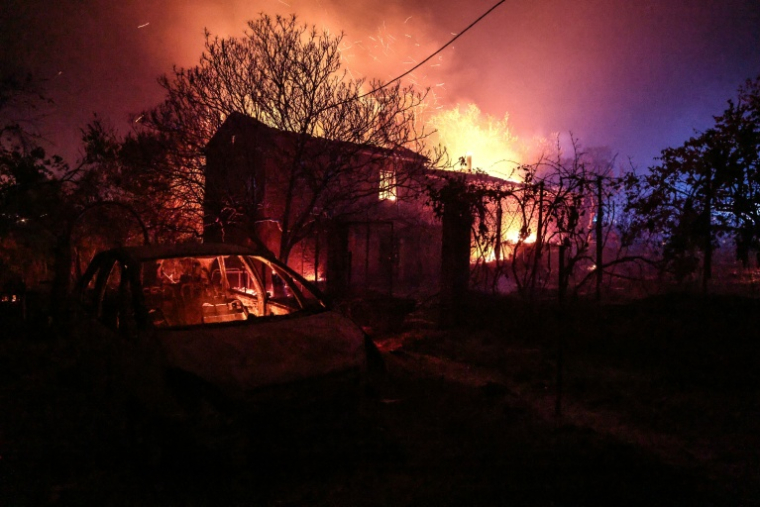 Une maison prise dans les flammes à Cotignac, dans le sud-est de la France, où un incendie dans le Var a parcouru 2.550 hectares le 22 juillet 2026 ( AFP / Thibaud MORITZ )