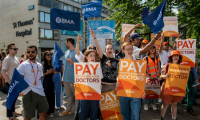 Manifestation sur un piquet de grève devant l'hôpital St Thomas à Londres au premier jour d'une grève des jeunes médecins, le 25 juillet 2025 ( AFP / Niklas HALLE'N )