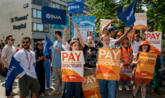 Manifestation sur un piquet de grève devant l'hôpital St Thomas à Londres au premier jour d'une grève des jeunes médecins, le 25 juillet 2025 ( AFP / Niklas HALLE'N )