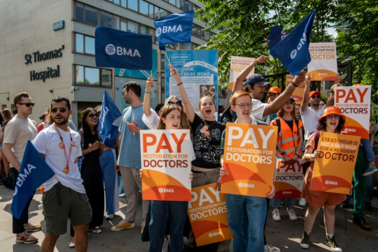 Manifestation sur un piquet de grève devant l'hôpital St Thomas à Londres au premier jour d'une grève des jeunes médecins, le 25 juillet 2025 ( AFP / Niklas HALLE'N )