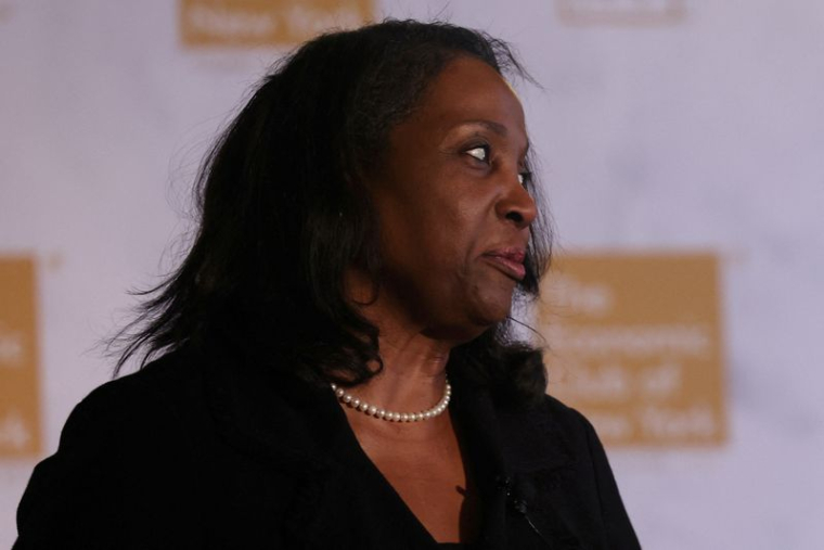 PHOTO DE FICHIER : Lisa D. Cook, gouverneur de la Réserve fédérale, s'adresse à l'Economic Club of New York à New York