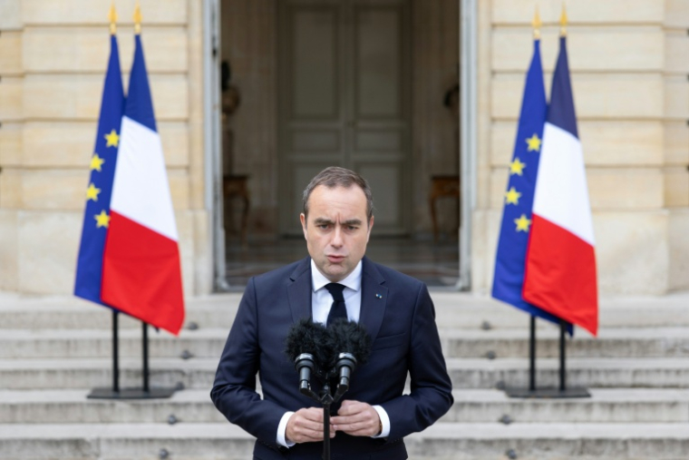 Le Premier ministre Sébastien Lecornu, lors d'une allocution enregistrée dans la cour de Matignon, à Paris, le 10 avril 2026 ( POOL / Ian LANGSDON )
