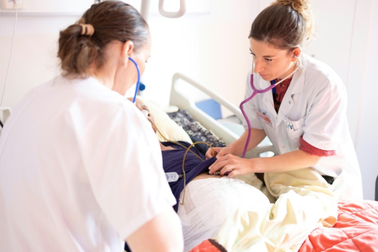 Des personnels soignants, une docteure et une infirmière, s'occupent d'un patient en soins palliatifs à l'hôpital AP-HP Paul-Brousse à Villejuif, dans le Val-de-Marne, le 4 juin 2025 ( AFP / Thomas SAMSON )