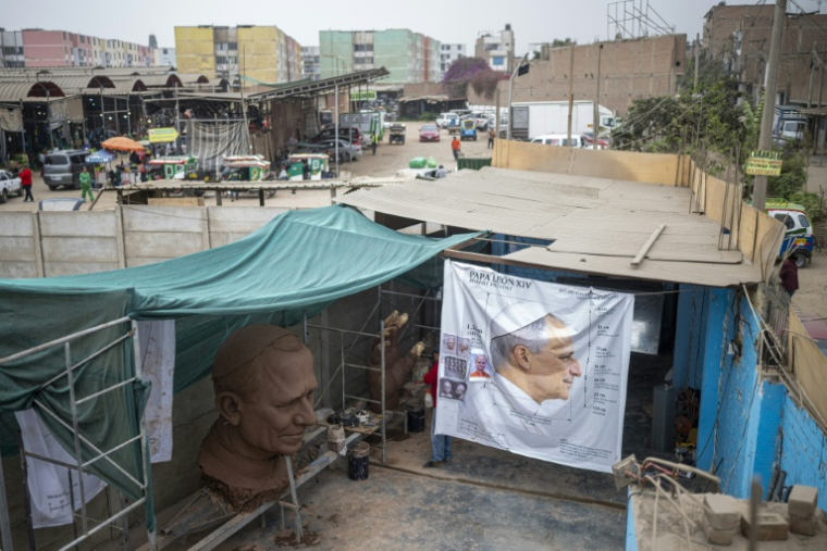 Le modèle en argile de la tête de la future statue du pape Léon XIV prend forme dans un atelier du quartier de Carabayllo, dans la périphérie nord de Lima, le 25 septembre 2026 ( AFP / ERNESTO BENAVIDES )