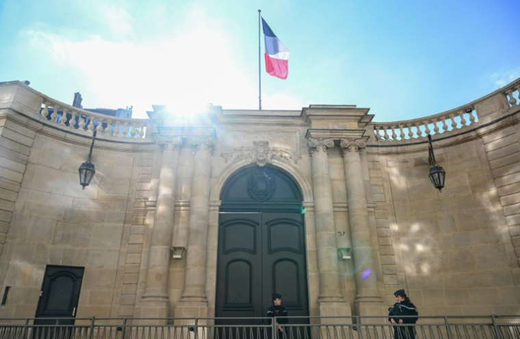 Des gendarmes devant l'entrée de l'hôtel Matignon à Paris le 11 octobre 2025 ( AFP / Martin LELIEVRE )