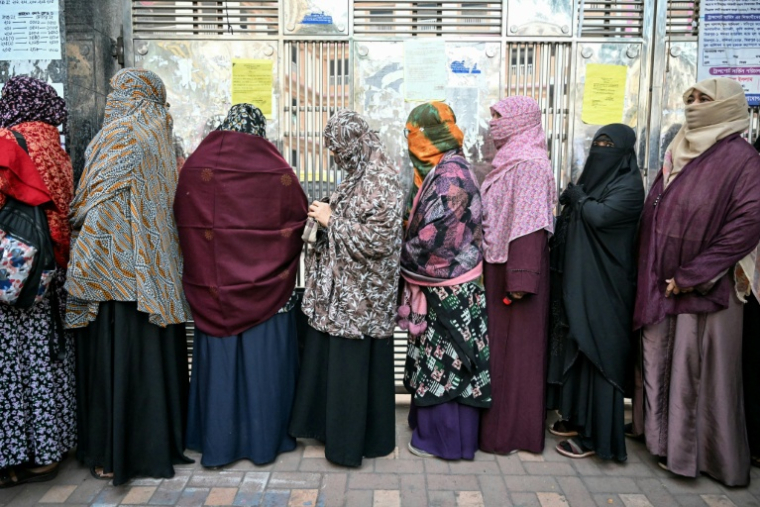 Des électrices font la queue pour voter aux législatives, le 12 février 2026 à Dacca, au Bangladesh ( AFP / MOHD RASFAN )