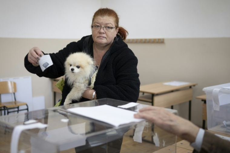 Une femme vote à la présidentielle bulgare, le 25 octobre 2026 à Sofia  ( AFP / Nikolay Doychinov )