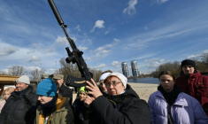Des habitants participent à une formation formation au maniement des armes à Kiev, le 20 février 2022 en Ukraine ( AFP / Genya SAVILOV )