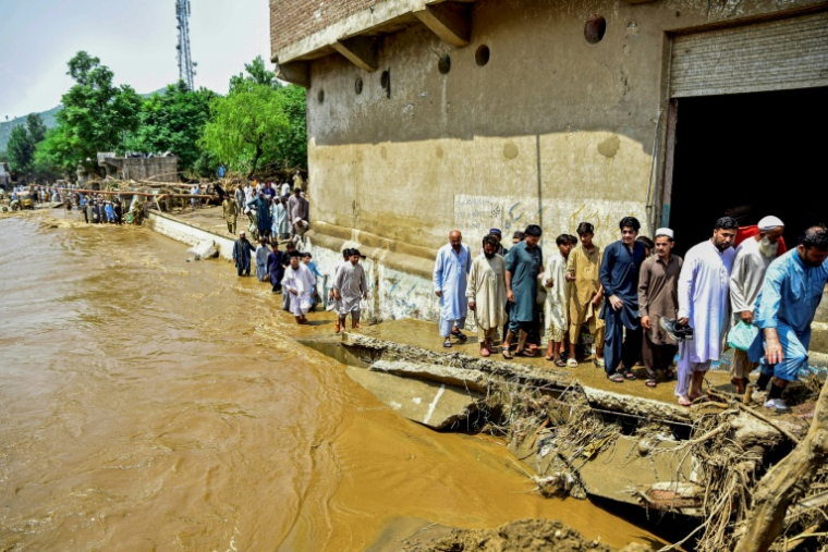 Des habitants circulent au lendemain des inondations provoquées par la mousson dans la province montagneuse de Khyber Pakhtunkhwa au Pakistan le 16 août 2025 ( AFP / Hasham AHMED )