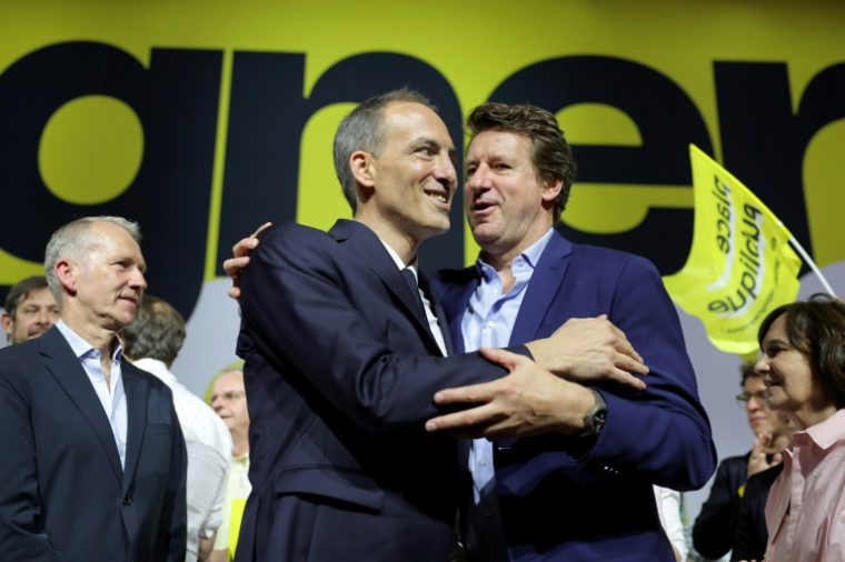 Le sénateur écologiste Yannick Jadot (à droite) au meeting de Raphaël Glucksmann (au centre) à Aubervilliers, le 13 juin 2026 ( AFP / Kenzo TRIBOUILLARD )