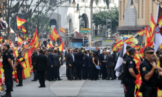 Le roi d'Espagne Felipe VI (C) salue la foule à son arrivée dans l'enclave de Ceuta, le 13 octobre 2026  ( AFP / Thomas COEX )