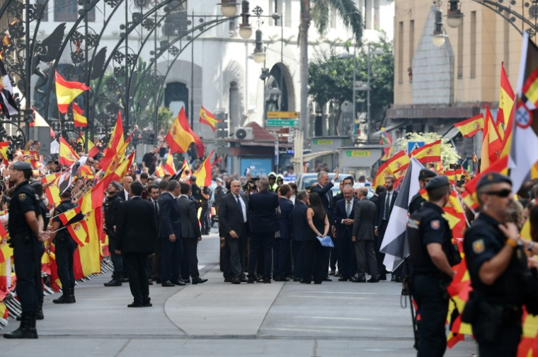 Le roi d'Espagne Felipe VI (C) salue la foule à son arrivée dans l'enclave de Ceuta, le 13 octobre 2026  ( AFP / Thomas COEX )