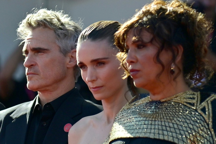 Joaquin Phoenix, Rooney Mara et Kaouther Ben Hania à la Mostra de Venise, le 3 septembre 2025 ( AFP / Tiziana FABI )