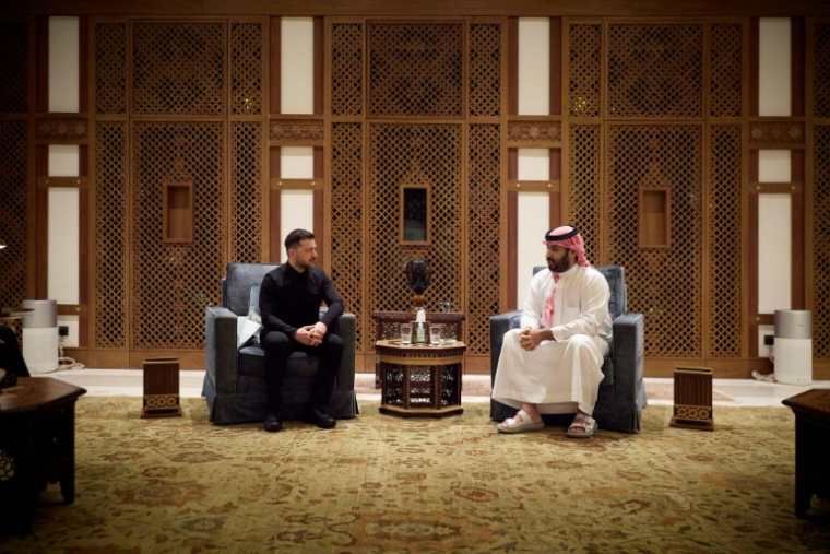 Le président ukrainien Volodymyr Zelensky reçu le 27 mars 2026 par le prince héritier saoudien Mohammed ben Salman, à Djeddah ( UKRAINIAN PRESIDENTIAL PRESS SERVICE / - )